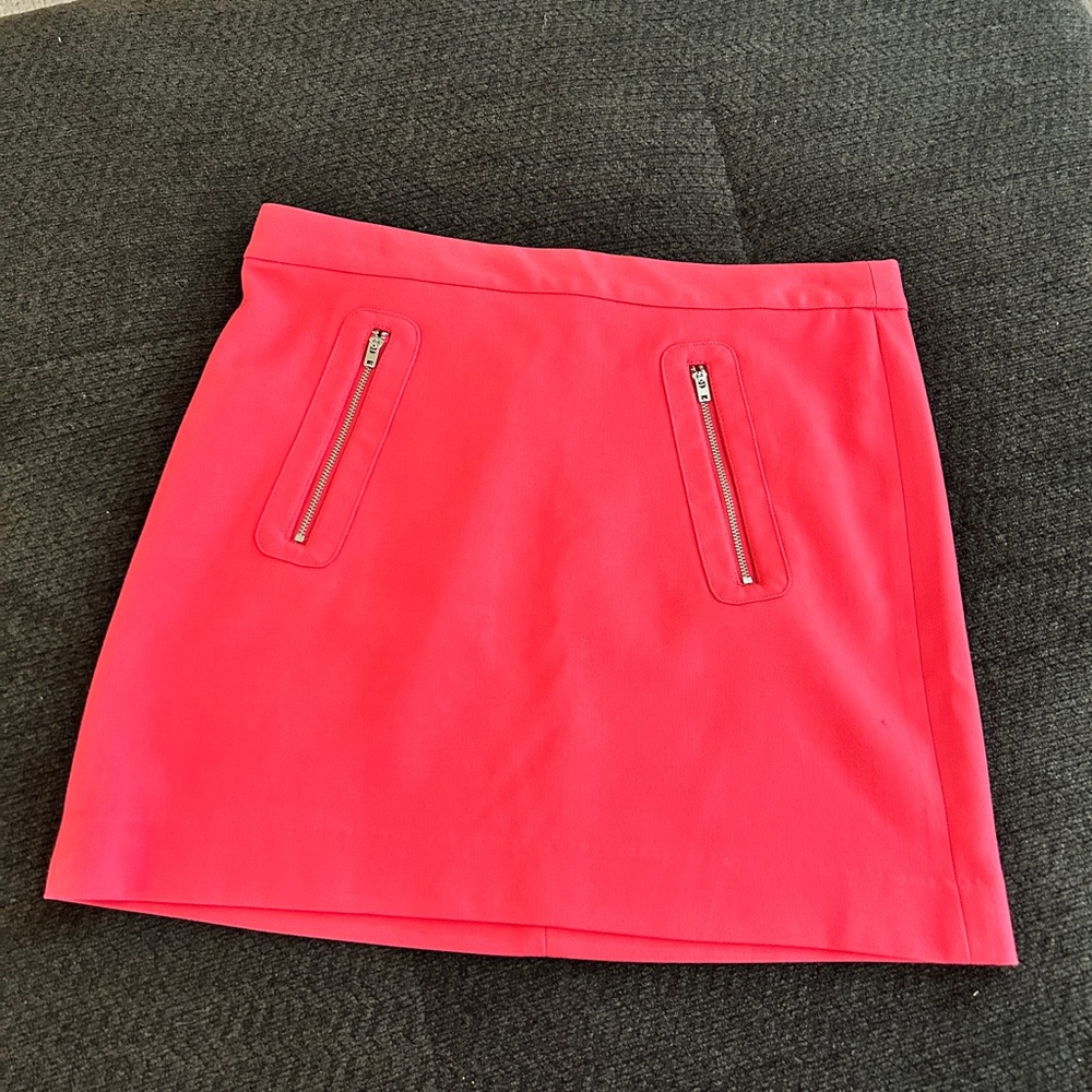 Gap pink mini skirt with zipper pockets. Size 8. Like new